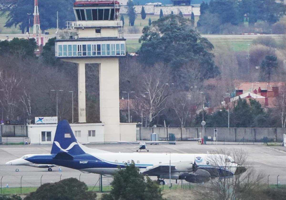 Aterriza en Loiu un avión cazahuracanes que se adentrará en el ojo de la borrasca que llega a Bizkaia