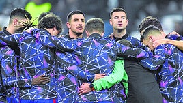 Los futbolistas del Athletic hacen piña en el campo del Besiktas minutos antes de comenzar un partido que les condujo a su primera derrota en la Europa League.