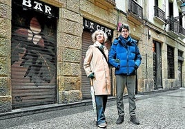 El lugar del atentado. Ana Iríbar y su hijo Javier se detienen ante el bar La Cepa, junto a la placa en memoria de Gregorio Ordóñez.