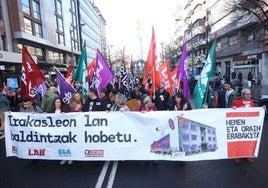 Miles de docentes recorren las calles de Bilbao.