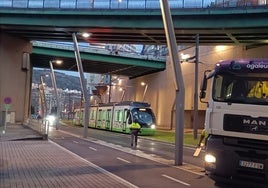 El accidente de un camión ha interrumpido durante una hora el servicio del tranvía a la altura del Guggenheim