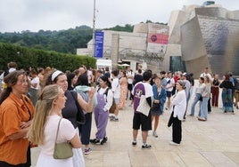 Un grupo de turistas, en la explanada del Guggenheim Bilbao.