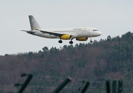 Un avión entrando en el aeropuerto de Loiu esta mañana.