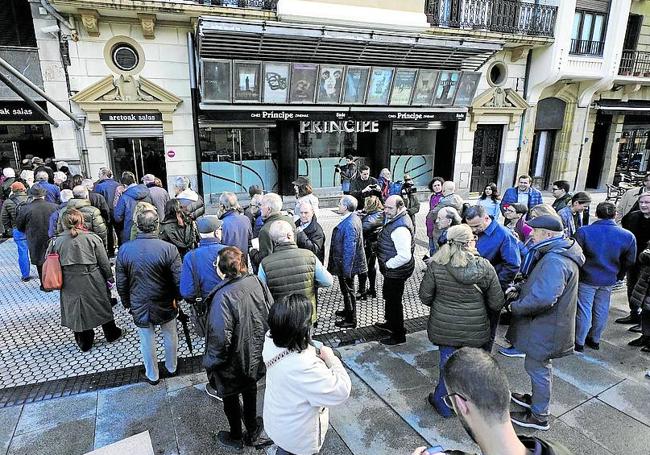 Amigos y ciudadanos anónimos hicieron cola para acceder al Cine Príncipe de San Sebastián.