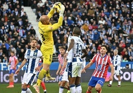 Dmitrovic se hace con un balón ante la mirada de Sergio González durante el último partido ante el Atlético.