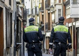 Policías locales patrullan por el Casco Viejo de Vitoria.