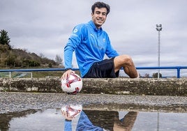 Manu Sánchez posa con el balón en la ciudad deportiva de Ibaia antes de un entrenamiento con el Alavés.