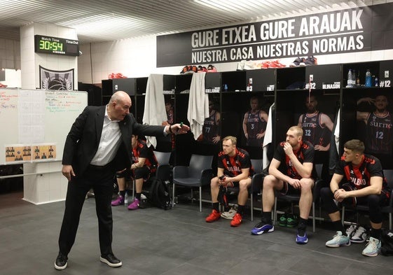 Charla final. Ponsarnau da las últimas directrices al equipo antes del partido contra el Sassari.