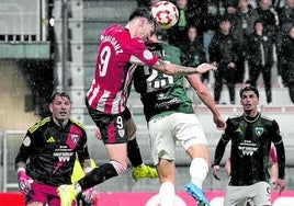 Ibai Sanz, el hombre del partido, cabeceando el balón ante la mirada del meta Herrerín.