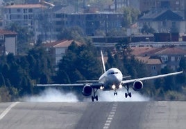 Un avión trata de tomar tierra en Loiu en medio de fuertes rachas de viento.