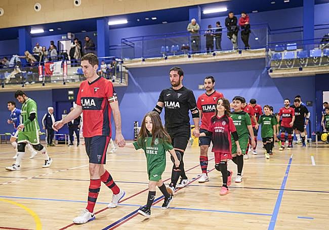 Los dos equipos vitorianos saltan a la cancha.