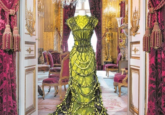 El vestido 'Caligrafía', diseñado por Jean-Paul Gaultier para la colección otoño-invierno 2008-2009, luce en todo su esplendor en los salones del museo parisino.