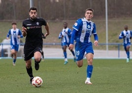 El albiazul González de Heredia trata de alcanzar al rival.