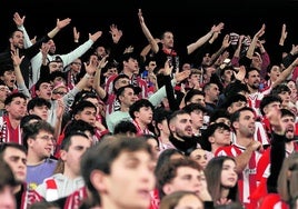 Aficionados reclamando una jugada en San Mamés.