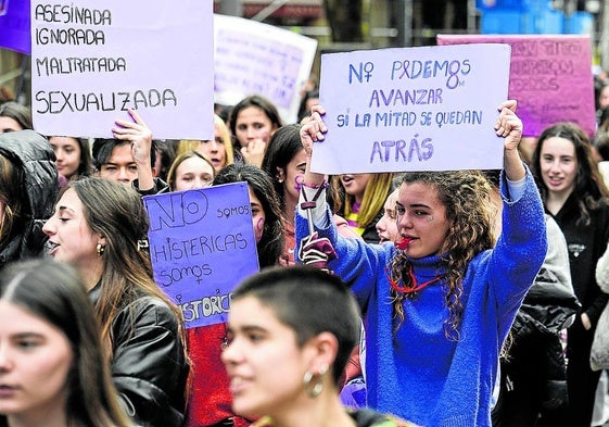 Las manifestaciones contra la lacra de la violencia machista se multiplican. «Las denuncias solo muestran la punta del iceberg», según la diputada Teresa Laespada.