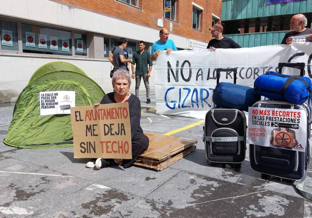 Imagen de una denuncia social por el cierre temporal de este refuerzo invernal.