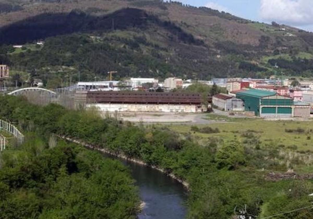 Vista de la zona que alberga los terrenos de la antigua fábrica de La Basconia, donde se construirán 392 viviendas protegidas.