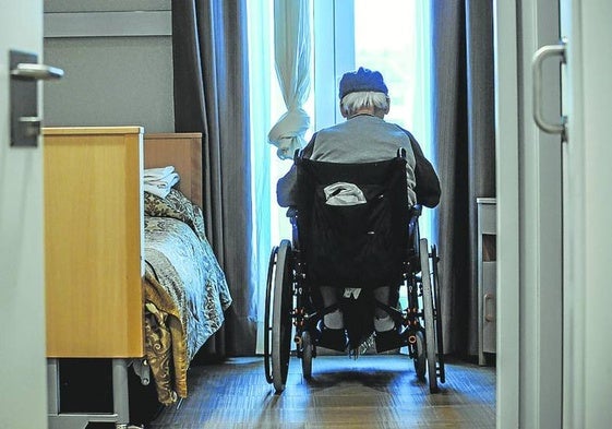 Un interno descansa en la habitación de una residencia de mayores. Jordi Alemany.