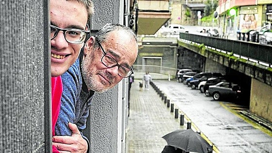 «En la casa donde vivimos había un taller de chapa en el que eché el currículum»