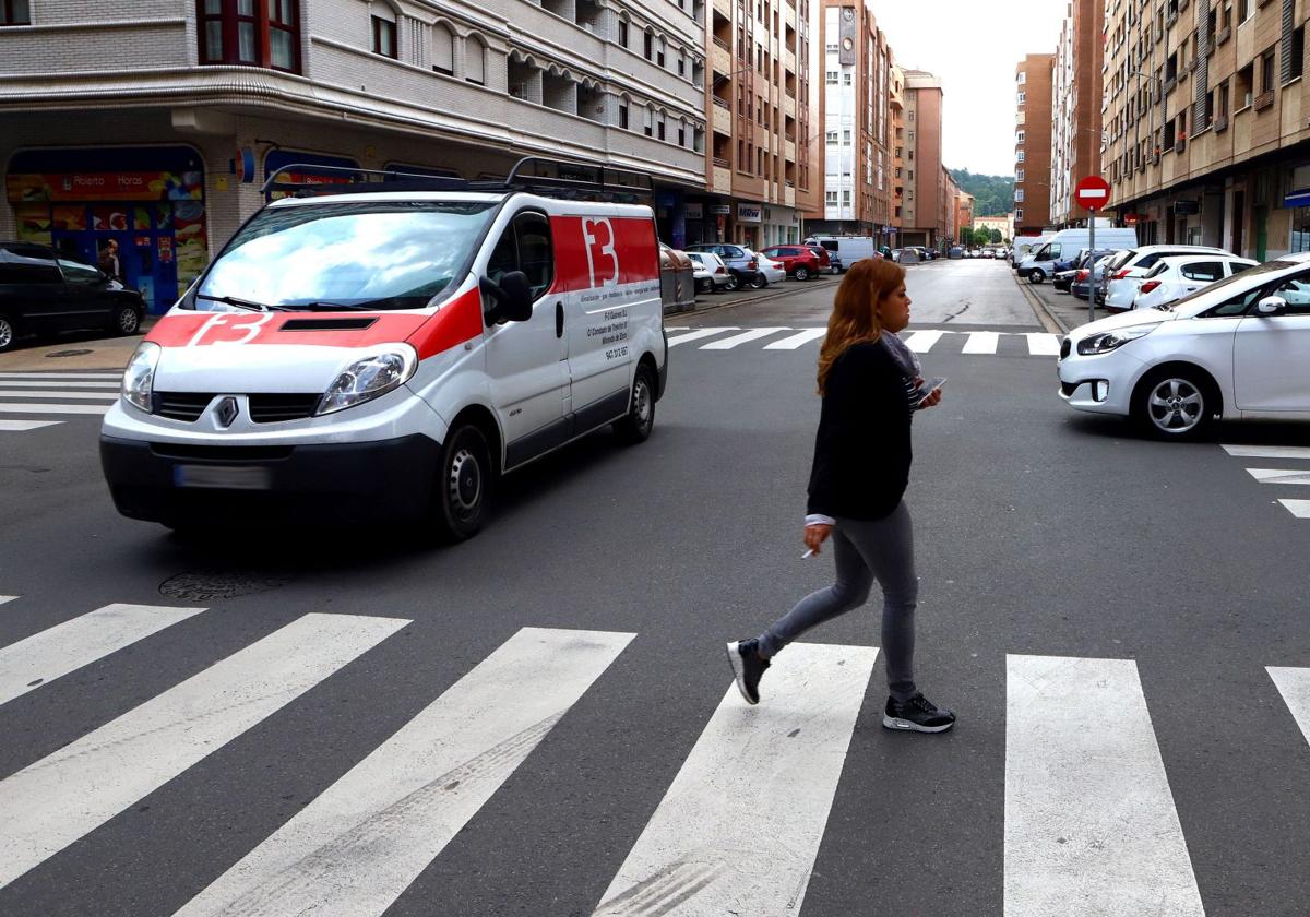 La multa de la DGT por hacer estos gestos en los pasos de cebra