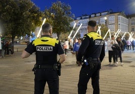 Agentes locales patrullan por el centro de Vitoria.