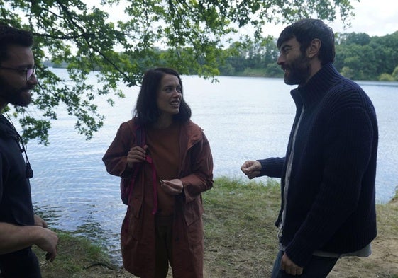 Patricia López Arnaiz y Javier Rey, durante el rodaje de 'Singular' en Legutio.