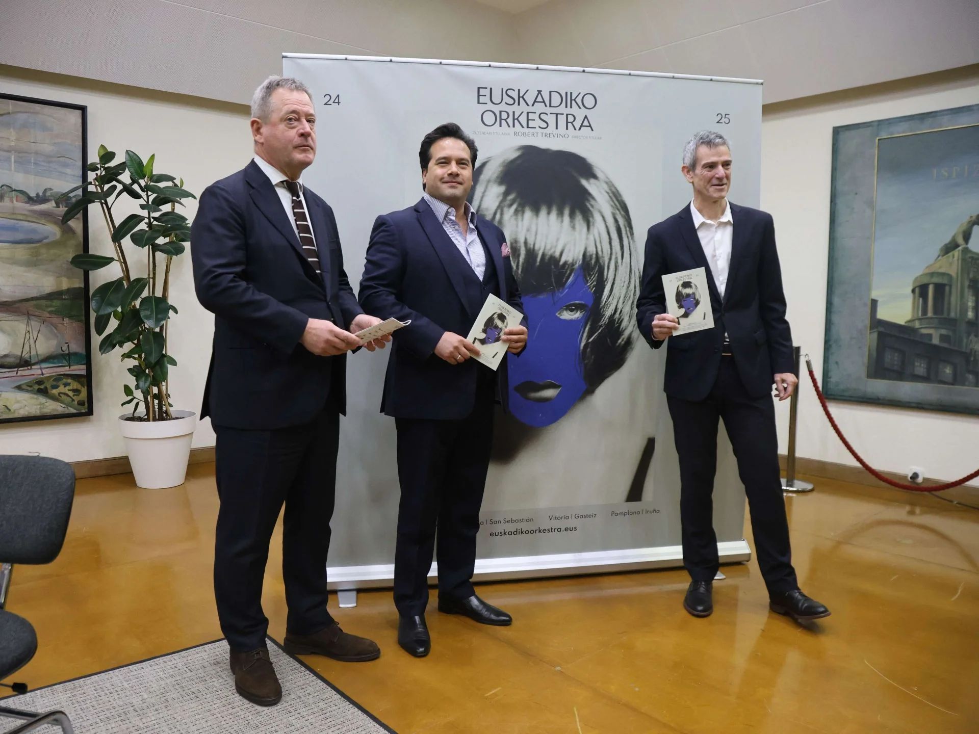 Robert Treviño y Oriol Roch, junto a Bingen Zupiria, en la presentación de la temporada de abono de Euskadiko Orkestra 24-25.