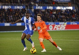 Moussa Diarra frena el avance de un atacante del Celta.