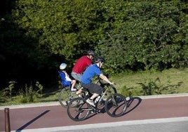 Usuarios de bicicletas en un tramo del bidegorri de Leioa.