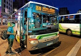 Un padre de familia se dispone a subir al metro con sus dos hijos.