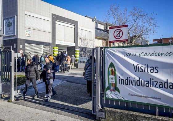 Entrada al colegio San Prudencio, con el cartel que invita a las visitas individualizadas