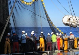 La tripulación de un atunero de Bermeo en plena faena.