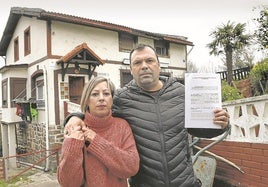 Naira y Asier, en el caserío en el que viven en Erandio.