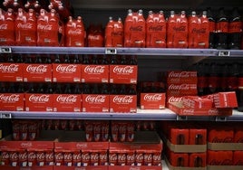 Coca-Cola ordena la retirada masiva de latas y botellas de cristal en Europa