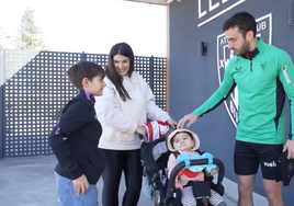 Lekue enseña Lezama a Ibai, el pequeño aficionado del Athletic con una enfermedad rara