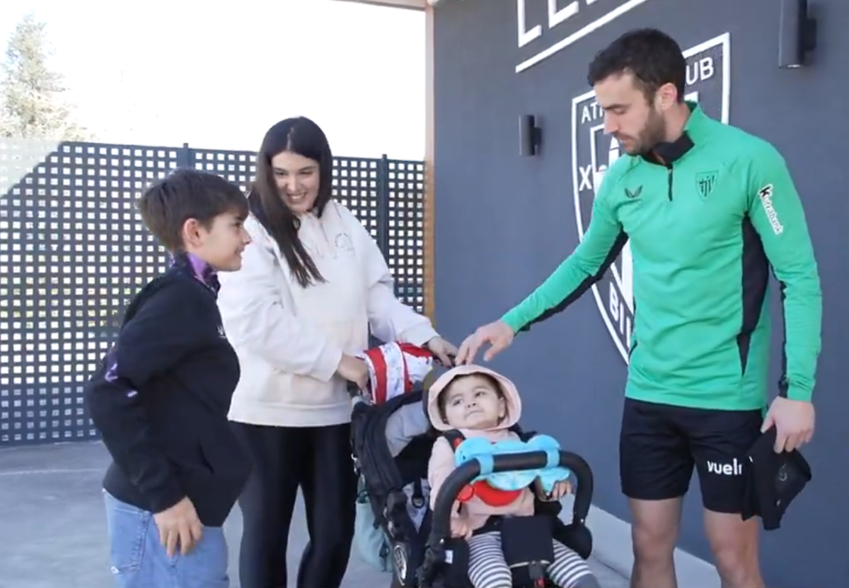 Lekue enseña Lezama a Ibai, el pequeño aficionado del Athletic con una enfermedad rara