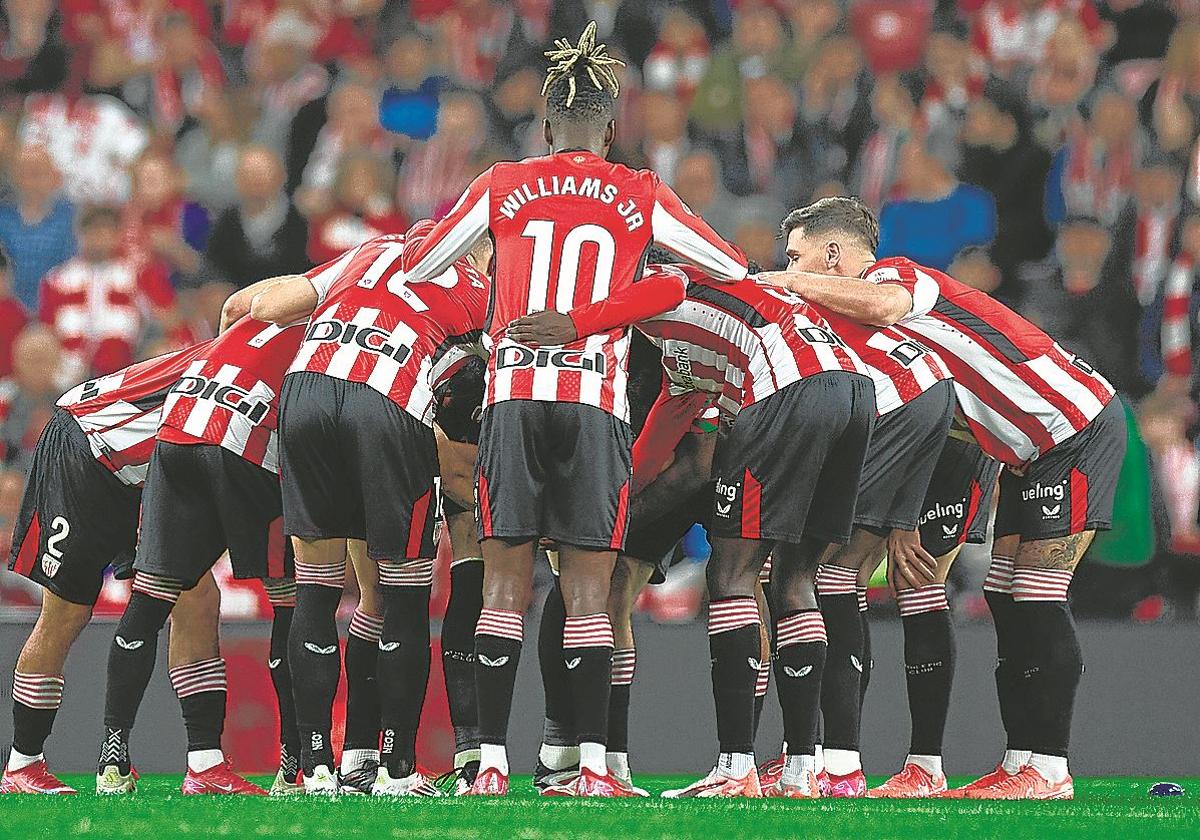 Los jugadores del Athletic hacen piña antes del comienzo del partido con el Leganés.