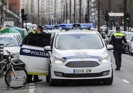 Agentes de la Policía Local de Vitoria, en una intervención anterior.