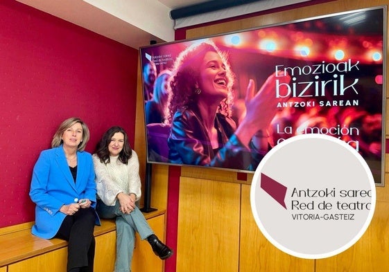 Sonia Díaz de Corcuera, concejala de Cultura, y Marta Monfort, directora de la Red Municipal de Teatros, junto a un detalle del logo de la red escénica.