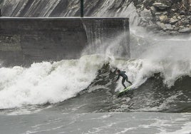 Un surfista disfrutando del oleaje en la playa de Gorliz durante la mañana del martes.