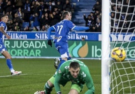 Kike García celebra, junto a Benavídez, el penalti transformado frente al Celta con el que el Alavés abrió el marcador.