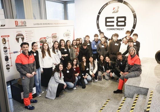 Los alumnos del IES Urbi junto a su profesora, Beatriz Santos y Asier Ipiñizar en las instalaciones de Bridgestone.