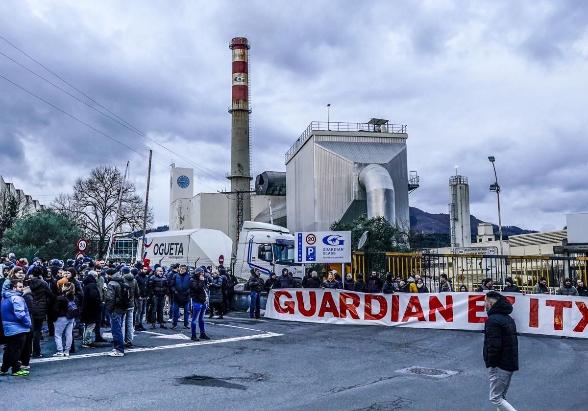 Trabajadores de Guardian Llodio protestan en los accesos a la fábrica.