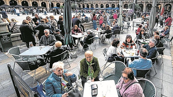 Asociaciones vecinales y hosteleros libran la gran batalla por las terrazas en Bilbao
