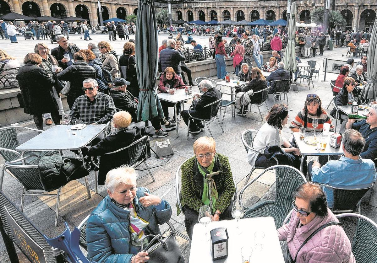 Veladores llenos de clientes en la Plaza Nueva de Bilbao.