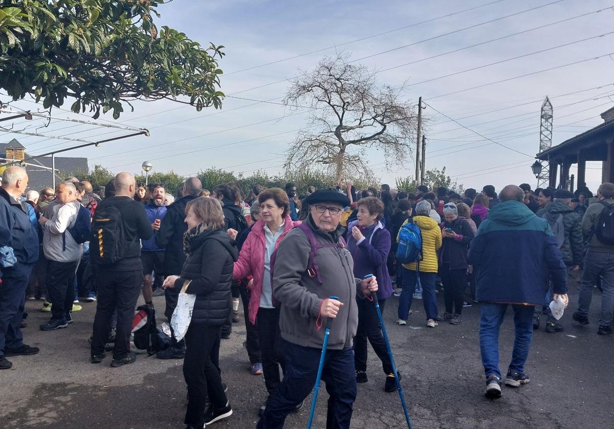 Miles de personas se animaron a subir el año pasado al monte Arroletza.