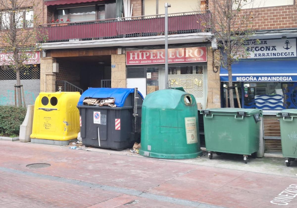 Uno de los contenedores de papel y cartón al borde de su capacidad en la calle Sabino Arana, en Berango.