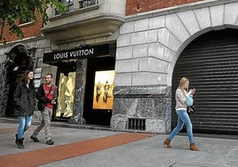 Louis Vuitton, principal estandarte del lujo mundial, solo aguantó cinco años en la capital vizcaína.