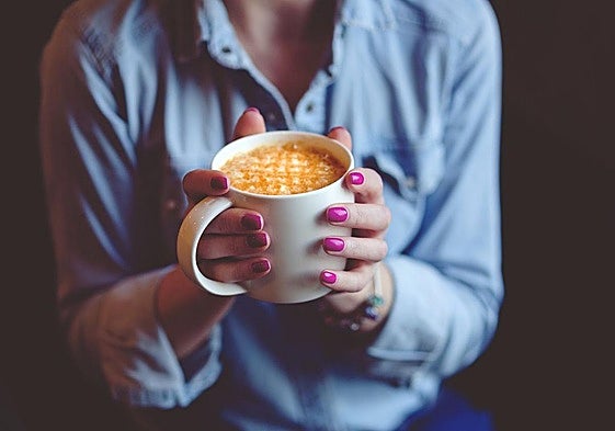 Un cardiólogo desvela cuál es la mejor hora del día para tomar café: «Reduce la probabilidad de sufrir un infarto»