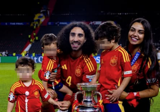 Cucurella con su mujer y sus tres hijos en la celebración de la Eurocopa